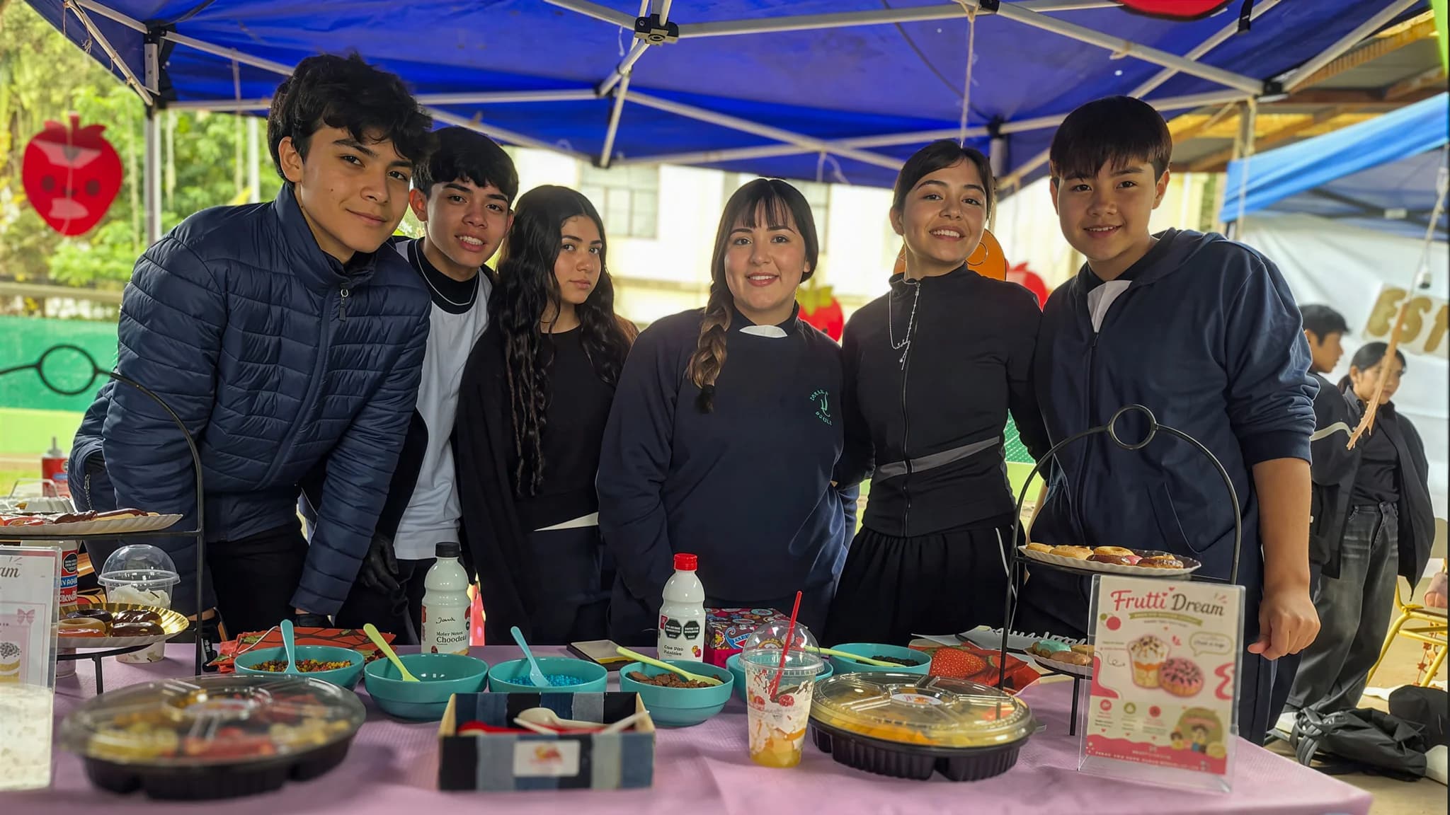 Estudiantes presentando propuestas durante una actividad de proyectos